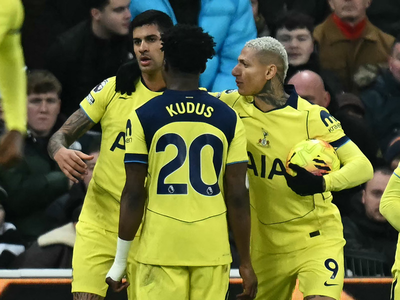 พรีเมียร์ลีก อังกฤษ : นิวคาสเซิ่ล 2-2 สเปอร์ส