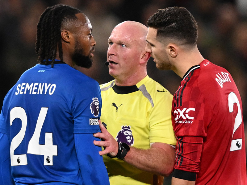 แฟนบอล แมนยู ในโลกออนไลน์เดือดหลัง อ็องตวน เซเมนโย่ รอดใบแดงเฉย