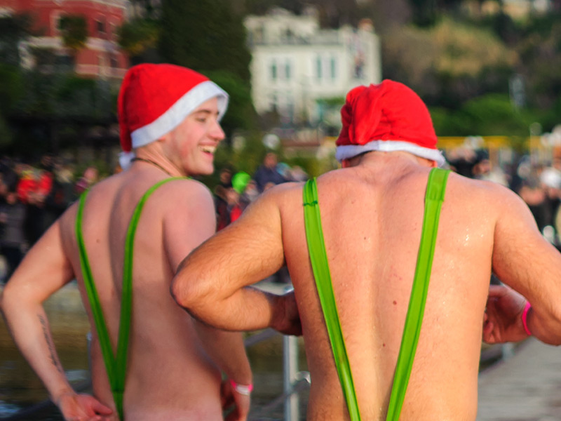 แฟนบอล 3 รายถูกจำคุกหลังใส่ชุด แมนกินี่ เข้าชมเกม แชมเปี้ยนส์ ลีก